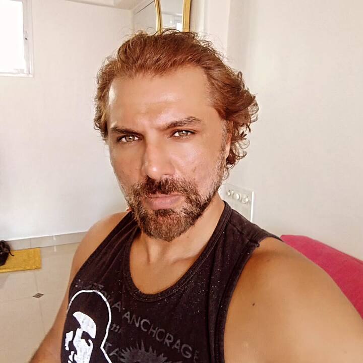 एक्टर ने कहा कि मैं नॉनस्टॉप काम करता था. 2-3 सालों तक तो 22 घंटे काम किया है, जब वक्त मिलता नींद ले लेता था.