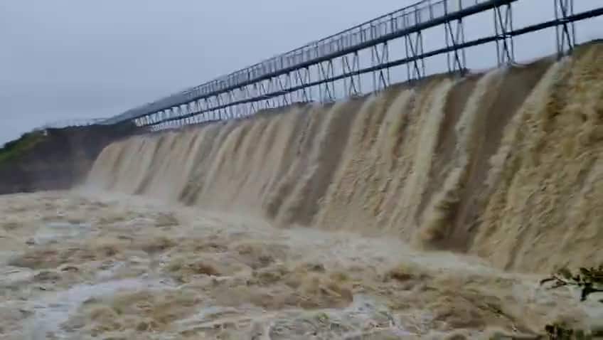 Vikarabad Weather Report: వికారాబాద్ జిల్లాలో హైఅలర్ట్- అవసరమైతే తప్ప బయటకు రావద్దని అధికారుల సూచన