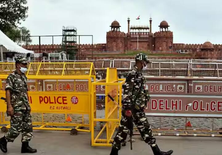 ਦੇਸ਼ ਦੀ ਰਾਜਧਾਨੀ ਦਿੱਲੀ ਵਿੱਚ 15 ਅਗਸਤ ਨੂੰ ਸੁਰੱਖਿਆ ਪ੍ਰਬੰਧ ਬਹੁਤ ਸਖ਼ਤ ਹਨ। ਖਾਸ ਕਰਕੇ ਲਾਲ ਕਿਲ੍ਹਾ ਅਤੇ ਇਸਦੇ ਆਲੇ ਦੁਆਲੇ ਦੇ ਇਲਾਕਿਆਂ ਵਿੱਚ ਪੁਲਿਸ ਅਤੇ ਸੁਰੱਖਿਆ ਬਲਾਂ ਦੀ ਤਾਇਨਾਤੀ ਵਧਾ ਦਿੱਤੀ ਗਈ ਹੈ। ਭੀੜ ਨੂੰ ਕੰਟਰੋਲ ਕਰਨ ਅਤੇ ਸੁਰੱਖਿਆ ਜਾਂਚ ਨੂੰ ਤੇਜ਼ ਕਰਨ ਲਈ ਕਈ ਟ੍ਰੈਫਿਕ ਰੂਟ ਬਦਲ ਦਿੱਤੇ ਗਏ ਹਨ।