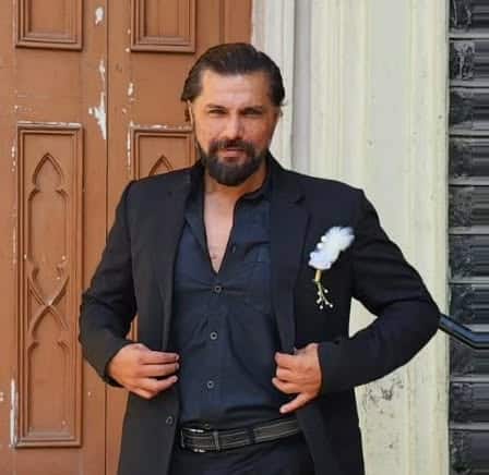 In an interview to Siddharth Kannan, Chetan said that in the early stages of his career, he used to work in three shows (Kahani Ghar-Ghar Ki, Kya accident and kusum).