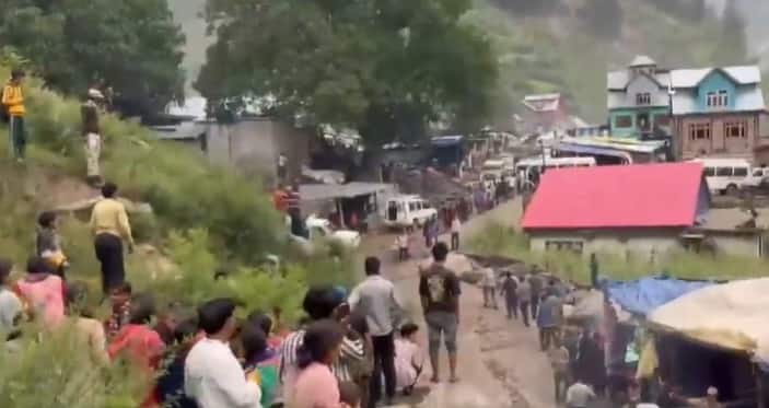 जम्मू-कश्मीर के किश्तवाड़ में गुरुवार (14 अगस्त) को बादल फटने से 12 लोगों की मौत हो गई. इस प्राकृतिक आपदा में भारी नुकसान की आशंका जताई जा रही है. हालात ऐसे हैं कि मौत का आंकड़ा और बढ़ने की संभावना है.