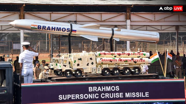 The BrahMos missile jointly developed by India and Russia is one of the deadliest weapons included in India's weapon fleet. This deadly missile moves towards it to destroy the enemy at a speed of 3700 kmph. The firepower of this cruise missile ranges from 290 to 600 kilometers. In addition, the speed of this missile can easily dodge the enemy radar and make an accurate and vigorous attack on its goal. Recently, BrahMos was used by India in Operation Sindoor in Pakistan.