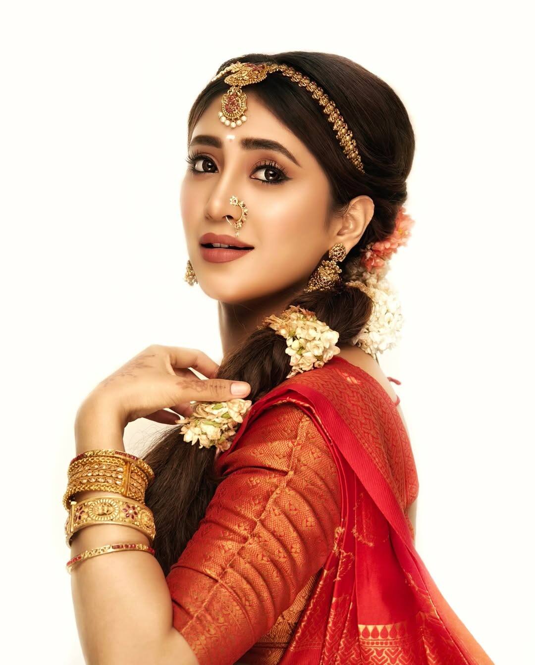 Shivangi Joshi has 9.7 million followers on Instagram, who like him very much. These days, the actress looks very good, she is seen in the role of Bhagyashree in 4.