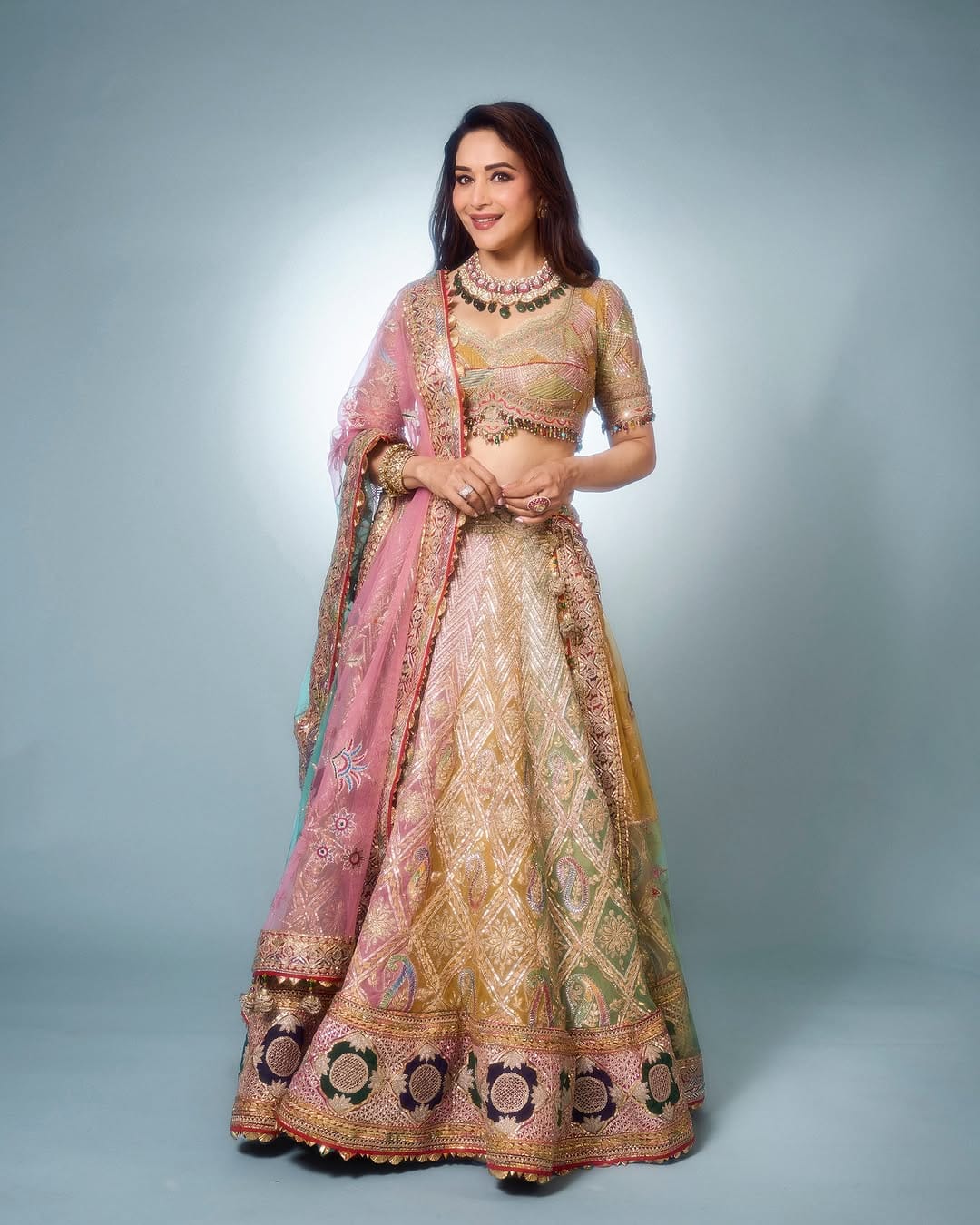 Madhuri Dixit, a Bollywood girl, always makes everyone her admirers with her style. If you also want to look beautiful and elegant in your Radha Rani look, then like an actress, you can pair your lehenga with contrasting dupatta and jewelery. Complete your look with open hair.