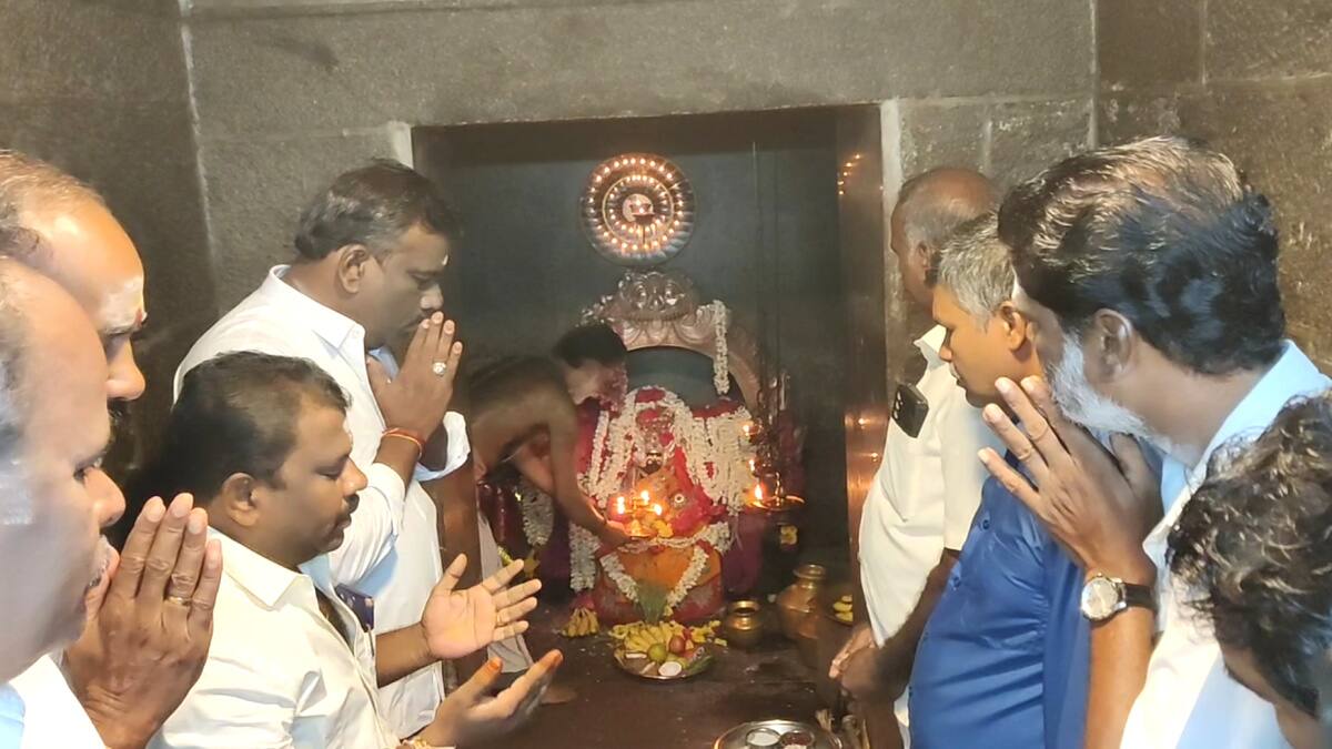 மயிலாடுதுறையில் வெளியான கூலி திரைப்படம் - நெகிழவைத்த மாற்றுத்திறனாளி ரசிகர்...!