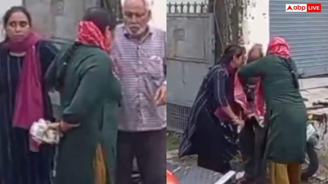 Hathras Uttar Pradesh two daughters beat their elderly father with sticks Viral Video Video: बुजुर्ग पिता को बेटियों ने सरेआम डंडे से पीटा, तमाशबीन बने रहे लोग, वीडियो वायरल