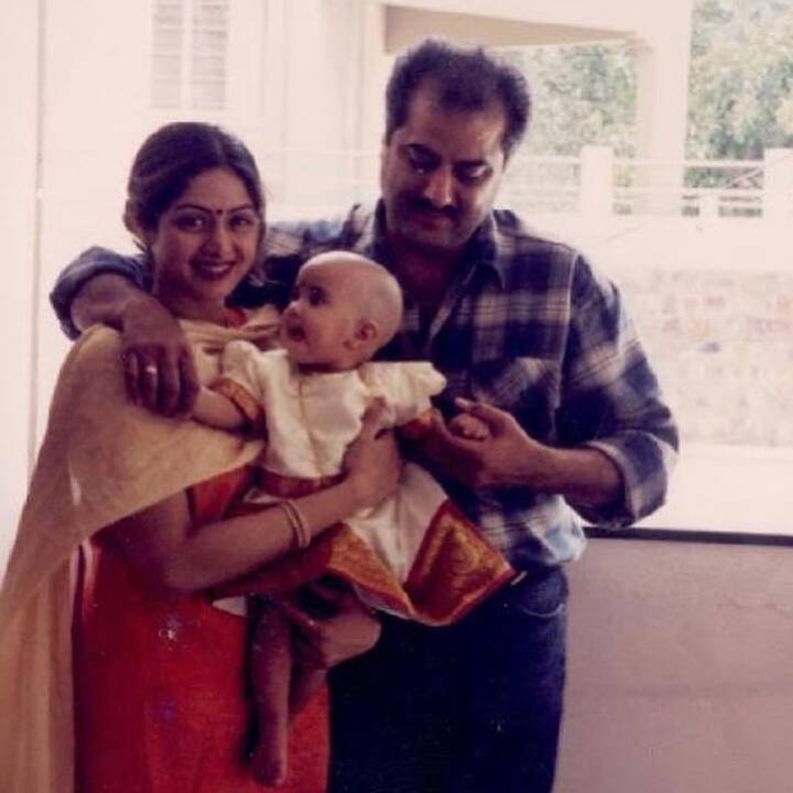 The final photo in the series showed Sridevi holding toddler Janhvi as they posed for the camera.