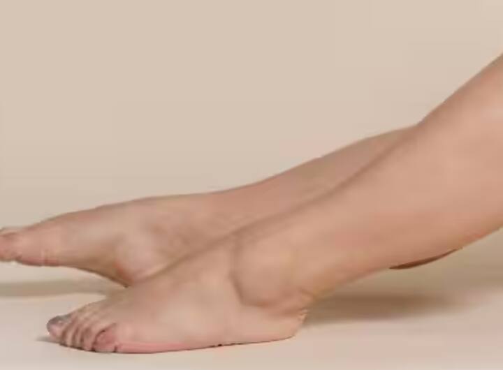 ਪੈਰਾਂ ਵਿੱਚ ਸੋਜ: ਜਦੋਂ ਰੁਕਾਵਟ ਹੁੰਦੀ ਹੈ, ਤਾਂ ਪੈਰਾਂ ਵਿੱਚ ਖੂਨ ਅਤੇ ਤਰਲ ਪਦਾਰਥ ਇਕੱਠਾ ਹੋ ਸਕਦਾ ਹੈ, ਜਿਸ ਨਾਲ ਸੋਜ ਹੋ ਸਕਦੀ ਹੈ। ਰਾਤ ਨੂੰ ਸੌਣ ਤੋਂ ਪਹਿਲਾਂ ਪੈਰਾਂ ਨੂੰ ਕੋਸੇ ਨਮਕ ਵਾਲੇ ਪਾਣੀ ਵਿੱਚ ਡੁਬੋ ਕੇ ਰੱਖਣ ਨਾਲ ਸੋਜ ਘੱਟ ਹੁੰਦੀ ਹੈ।