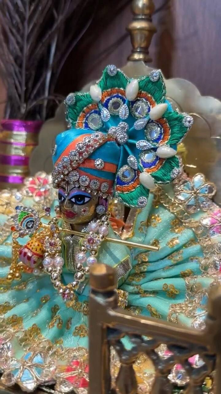 देव्हारा : नेहमी देवाचं देवघर स्वच्छ करा आणि फुले, रांगोळी अशा इतर सजावटीच्या वस्तूंनी सजवू शकता.