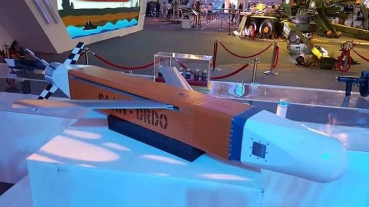 भारत के रक्षा अनुसंधान और विकास संगठन (DRDO) ने स्मार्ट एंटी-एयरफील्ड वेपन (SAAW) को एक नए जेट-पावर्ड वेरिएंट में अपग्रेड करने की योजना बनाई है. यह बदलाव केवल आकार या इंजन का नहीं, बल्कि पूरे मिसाइल सिस्टम में की जाने वाला है. पहले यह ग्रैविटी-आधारित प्रिसिजन ग्लाइड बम था, अब यह मिनी एयर-लॉन्च्ड क्रूज़ मिसाइल के रूप में विकसित होगी.