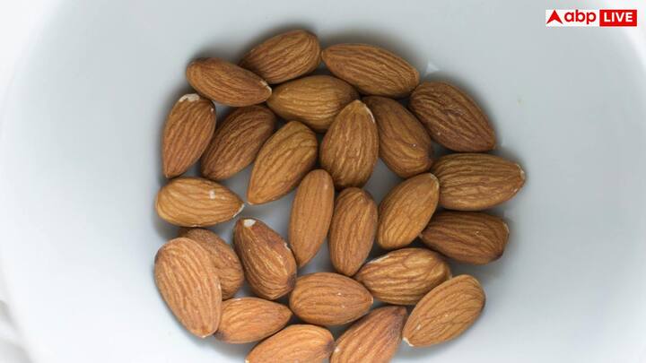 ज्यादातर लोगों के लिए कच्चे बादाम स्किन सहित खाना सुरक्षित और फायदेमंद है. अगर पेट में दिक्कत हो तो भिगोकर और छीलकर खाएं. रोस्ट करने से स्वाद और पचाने में आसानी आती है.