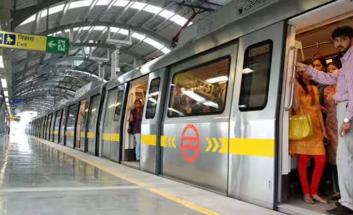 DMRC ਨੇ ਯਾਤਰੀਆਂ ਲਈ ਇੱਕ Advisory ਜਾਰੀ ਕੀਤੀ ਹੈ ਕਿ ਜੇਕਰ ਉਨ੍ਹਾਂ ਨੂੰ 15 ਅਗਸਤ ਨੂੰ ਮੈਟਰੋ ਰਾਹੀਂ ਯਾਤਰਾ ਕਰਨੀ ਹੈ, ਤਾਂ ਉਨ੍ਹਾਂ ਨੂੰ ਘੱਟੋ-ਘੱਟ 30 ਮਿੰਟ ਪਹਿਲਾਂ ਰਵਾਨਾ ਹੋਣਾ ਚਾਹੀਦਾ ਹੈ। ਇਸ ਦਿਨ ਮੈਟਰੋ ਸੇਵਾਵਾਂ ਸਵੇਰੇ 4 ਵਜੇ ਸ਼ੁਰੂ ਹੋਣਗੀਆਂ, ਤਾਂ ਜੋ ਪ੍ਰੋਗਰਾਮ ਵਿੱਚ ਸ਼ਾਮਲ ਹੋਣ ਵਾਲੇ ਲੋਕ ਸਮੇਂ ਸਿਰ ਪਹੁੰਚ ਸਕਣ।