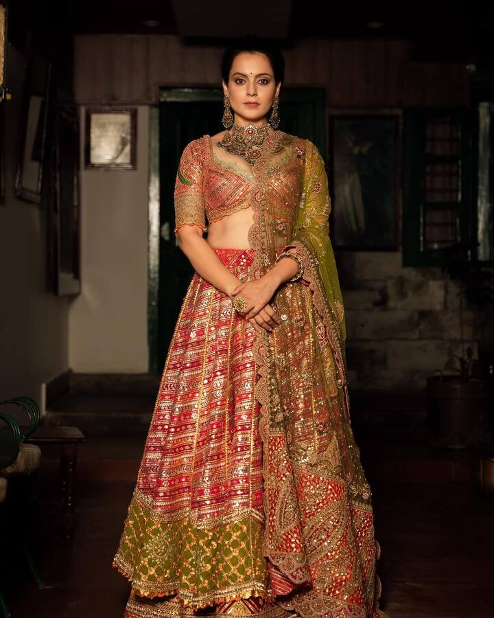 कंगना रनौत इस हेवी डिजाइनर लहंगे में बला की खूबसूरत लग रही हैं. उन्होंने ग्लौसी मेक्स और हेवी ज्वेलरी के साथ अपना लुक पूरा किया है. आप भी अपने राधा रानी लुक के लिए एक्ट्रेस के इस आउटफिट से इंस्पिरेशन ले सकती हैं.