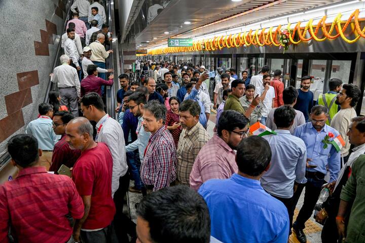 ইয়েলো লাইনে নোয়াপাড়া থেকে এয়ারপোর্ট পর্যন্ত অংশও উদ্বোধন হতে পারে। অর্থাৎ বিমানবন্দরও এবার কলকাতা মেট্রোর মধ্যে ঢুকে যাচ্ছে। কিন্তু কমিশনার অফ রেলওয়ে সেফটির ছাড়পত্র পাওয়া যায়নি। 
