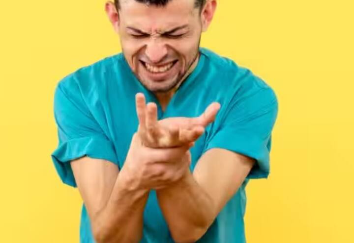 ਪੈਰਾਂ ਜਾਂ ਹੱਥਾਂ ਵਿੱਚ ਸੁੰਨ ਹੋਣਾ: ਜਦੋਂ ਨਾੜੀਆਂ ਵਿੱਚ ਰੁਕਾਵਟ ਹੁੰਦੀ ਹੈ, ਤਾਂ ਖੂਨ ਦਾ ਪ੍ਰਵਾਹ ਘੱਟ ਜਾਂਦਾ ਹੈ। ਇਸ ਨਾਲ ਪੈਰਾਂ ਜਾਂ ਹੱਥਾਂ ਵਿੱਚ ਸੁੰਨ ਹੋਣਾ ਅਤੇ ਝਰਨਾਹਟ ਹੁੰਦੀ ਹੈ। ਇਹ ਖਾਸ ਤੌਰ 'ਤੇ ਲੰਬੇ ਸਮੇਂ ਤੱਕ ਤੁਰਨ ਜਾਂ ਬੈਠਣ ਤੋਂ ਬਾਅਦ ਮਹਿਸੂਸ ਹੁੰਦਾ ਹੈ। ਅਦਰਕ ਵਾਲੀ ਚਾਹ ਪੀਣ ਅਤੇ ਹਲਕੀ ਕਸਰਤ ਕਰਨ ਨਾਲ ਖੂਨ ਦੇ ਪ੍ਰਵਾਹ ਵਿੱਚ ਸੁਧਾਰ ਹੁੰਦਾ ਹੈ।