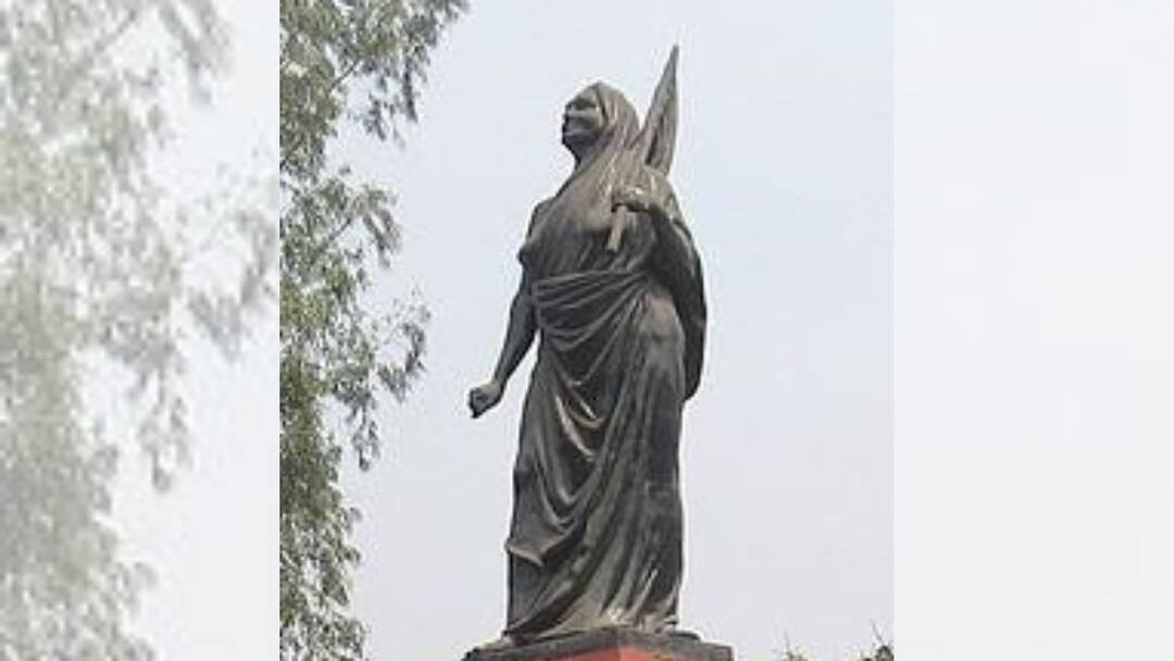 Independence Day 2025 : হাতে তেরঙ্গা, মুখে 'বন্দে মাতরম'; ব্রিটিশ পুলিশের গুলিতে লুটিয়ে পড়লেন 'গাঁধী বুড়ি'; শিহরণ জাগায় মাতঙ্গিনীর সংগ্রাম independence day 2025 take a look of freedom fighter Matangini Hazra how did she become Gandhi Buri Independence Day 2025 : হাতে তেরঙ্গা, মুখে 'বন্দে মাতরম'; ব্রিটিশ পুলিশের গুলিতে লুটিয়ে পড়লেন 'গাঁধী বুড়ি'; শিহরণ জাগায় মাতঙ্গিনীর সংগ্রাম