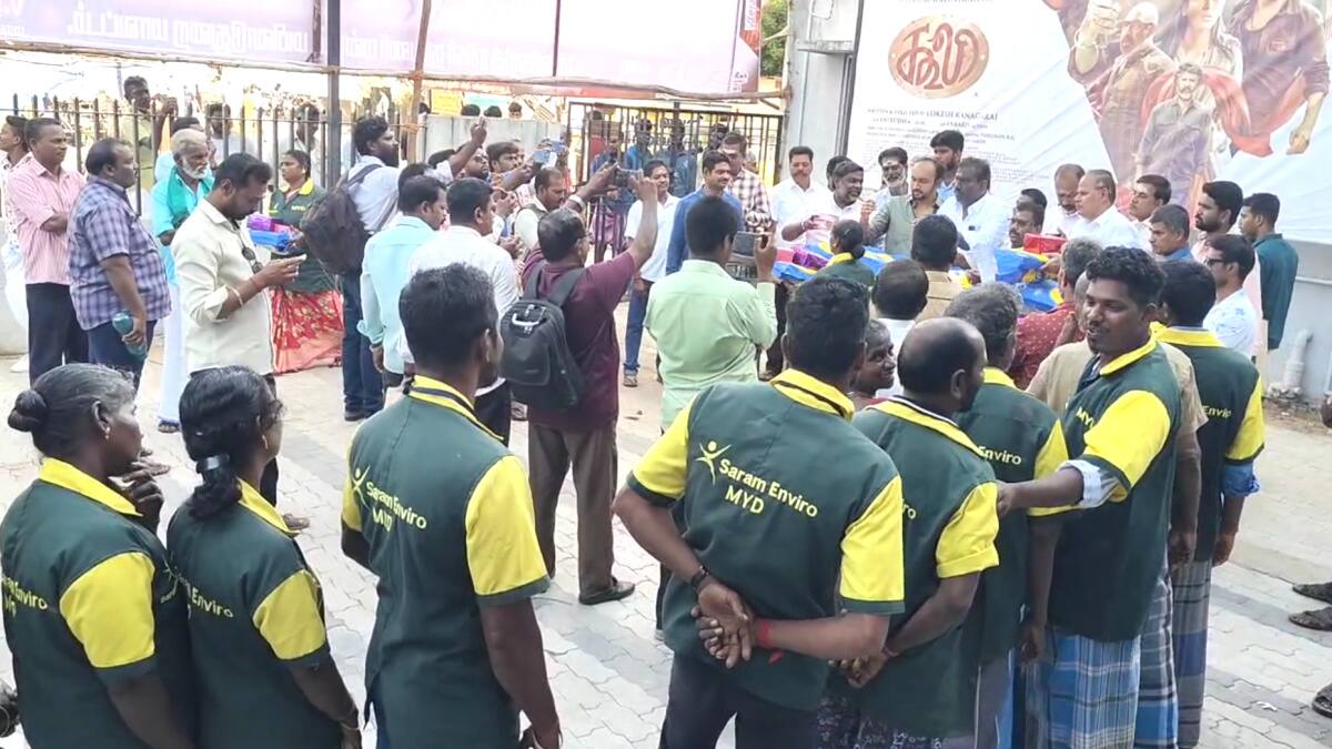 மயிலாடுதுறையில் வெளியான கூலி திரைப்படம் - நெகிழவைத்த மாற்றுத்திறனாளி ரசிகர்...!