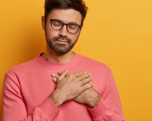 सीने में दर्द या दबाव: अगर सीने में अचानक दर्द या दबाव महसूस हो रहा है, तो यह नसों में ब्लॉकेज का गंभीर संकेत हो सकता है. इसे बिल्कुल भी नजरअंदाज न करें. लहसुन को आहार में शामिल करना कोलेस्ट्रॉल कम करके धमनियों को साफ करने में मदद करता है.