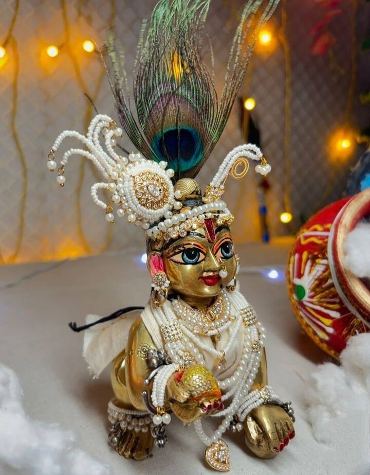 मूर्ती : तांब्याची, पितळेची, सोन्याची किंवा चांदीची या प्रकारच्या धातूंची मूर्ती तुम्ही वापरू शकता. मूर्तीला दागिने आणि फुलं अशा इतर वस्तूंनीही सजवू शकता.