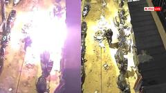 Video: आधी रात में आया और गली में खड़ी बाइक्स में लगा दी आग, घटना सीसीटीवी में कैद