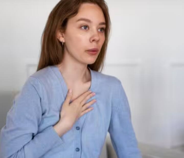 ਸਾਹ ਲੈਣ ਵਿੱਚ ਮੁਸ਼ਕਲ ਹੋਣਾ: ਜਦੋਂ ਨਾੜੀਆਂ ਵਿੱਚ ਰੁਕਾਵਟ ਹੁੰਦੀ ਹੈ, ਤਾਂ ਦਿਲ ਨੂੰ ਖੂਨ ਪੰਪ ਕਰਨ ਲਈ ਵਧੇਰੇ ਮਿਹਨਤ ਕਰਨੀ ਪੈਂਦੀ ਹੈ, ਜਿਸ ਨਾਲ ਸਾਹ ਲੈਣ ਵਿੱਚ ਤਕਲੀਫ਼ ਜਾਂ ਸਾਹ ਚੜ੍ਹਦਾ ਹੈ। ਆਂਵਲੇ ਦਾ ਰਸ ਅਤੇ ਕੋਸਾ ਪਾਣੀ ਨਿਯਮਿਤ ਤੌਰ 'ਤੇ ਪੀਣ ਨਾਲ ਦਿਲ ਨੂੰ ਮਜ਼ਬੂਤੀ ਮਿਲਦੀ ਹੈ।