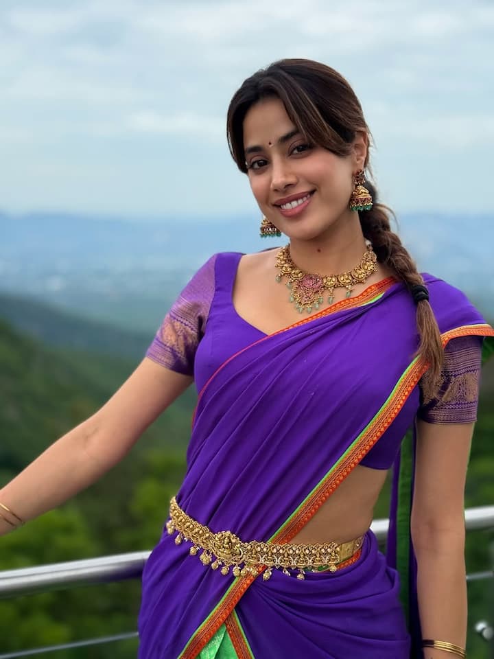 जाह्नवी ने फोटोज शेयर करते हुए लिखा- हैप्पी बर्थडे मम्मा. हर कदम पर आपका नाम मेरे दिल में रहेगा.