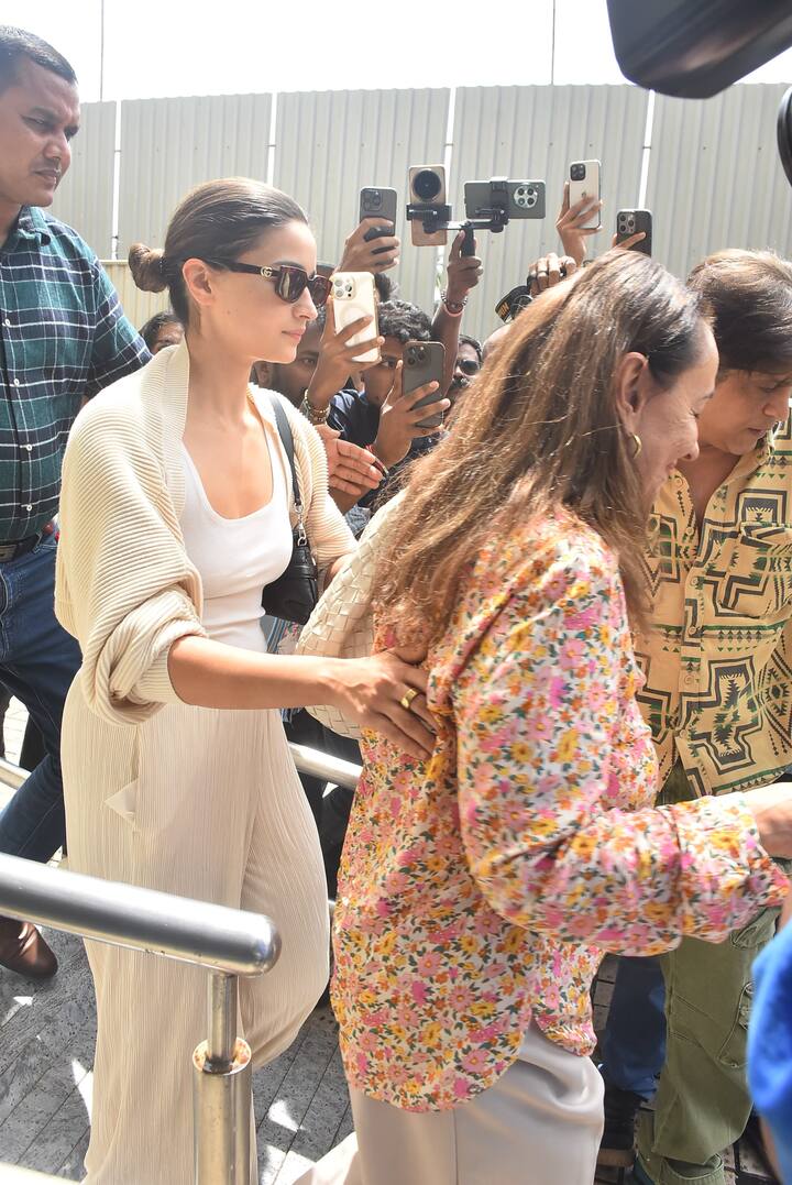 आलिया भट्ट को पैप्स ने आज मूवी थिएटर के बाहर स्पॉट किया. इस दौरान एक्ट्रेस की मां सोनी राजदान भी उनके साथ नजर आई.