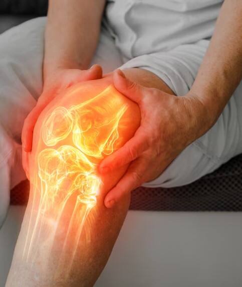 ਹੱਡੀਆਂ ਨੂੰ ਮਜ਼ਬੂਤ ਬਣਾਉਣ ਲਈ ਕੈਲਸ਼ੀਅਮ ਅਤੇ ਵਿਟਾਮਿਨ-ਡੀ ਨਾਲ ਭਰਪੂਰ ਭੋਜਨ ਖਾਓ, ਜਿਵੇਂ ਦੁੱਧ, ਦਹੀਂ, ਪਨੀਰ, ਹਰੀਆਂ ਸਬਜ਼ੀਆਂ, ਬਦਾਮ ਅਤੇ ਸੋਇਆਬੀਨ। ਵਿਟਾਮਿਨ-ਡੀ ਕੈਲਸ਼ੀਅਮ ਨੂੰ ਸਰੀਰ ਵਿੱਚ ਸੋਖਣ ਵਿੱਚ ਮਦਦ ਕਰਦਾ ਹੈ, ਇਸ ਲਈ ਧੁੱਪ ਵਿੱਚ ਬੈਠੋ ਅਤੇ ਅੰਡੇ, ਮੱਛੀ ਵਰਗਾ ਭੋਜਨ ਸ਼ਾਮਲ ਕਰੋ। ਨਿਯਮਤ ਕਸਰਤ ਕਰੋ, ਜਿਵੇਂ ਸੈਰ, ਨੱਚਣਾ, ਯੋਗਾ ਅਤੇ ਭਾਰ ਚੁੱਕਣ ਵਾਲੀ ਕਸਰਤ, ਜੋ ਹੱਡੀਆਂ ਨੂੰ ਮਜ਼ਬੂਤ ਬਣਾਉਂਦੇ ਹਨ। ਸਿਗਰਟ ਅਤੇ ਸ਼ਰਾਬ ਤੋਂ ਦੂਰ ਰਹੋ, ਕਿਉਂਕਿ ਇਹ ਹੱਡੀਆਂ ਲਈ ਨੁਕਸਾਨਦੇਹ ਹਨ।