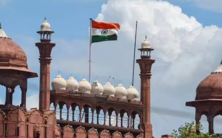 ਇਹ ਫੈਸਲਾ ਸੁਰੱਖਿਆ ਨੂੰ ਮਜ਼ਬੂਤ ਕਰਨ ਅਤੇ ਭੀੜ ਨੂੰ ਕੰਟਰੋਲ ਕਰਨ ਲਈ ਲਿਆ ਗਿਆ ਹੈ। ਜੋ ਵੀ ਵਿਅਕਤੀ 15 ਅਗਸਤ ਨੂੰ ਮੈਟਰੋ ਰਾਹੀਂ ਯਾਤਰਾ ਕਰਦਾ ਹੈ, ਉਸ ਨੂੰ ਯਾਤਰਾ ਕਰਨ ਤੋਂ ਪਹਿਲਾਂ ਆਪਣੇ ਰੂਟ ਬਾਰੇ ਪੂਰੀ ਜਾਣਕਾਰੀ ਹੋਣੀ ਚਾਹੀਦੀ ਹੈ ਤਾਂ ਜੋ ਉਸਨੂੰ ਸਹੀ ਸਮੇਂ 'ਤੇ ਕਿਸੇ ਵੀ ਸਮੱਸਿਆ ਦਾ ਸਾਹਮਣਾ ਨਾ ਕਰਨਾ ਪਵੇ।