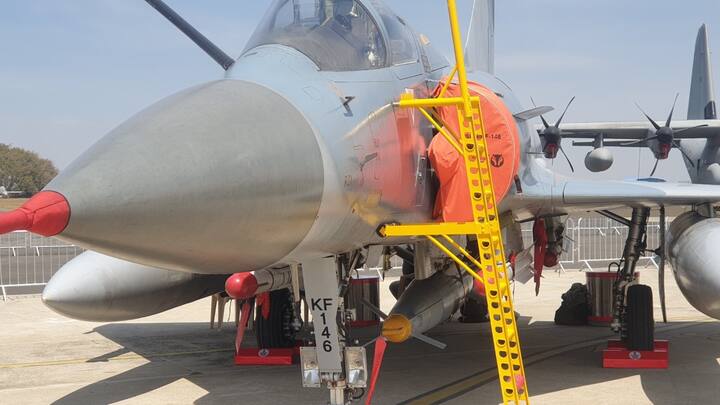 जेट-पावर्ड SAAW की मदद से एक साथ दुश्मन के एयरफील्ड, रनवे, रडार और कंट्रोल सेंटर जैसे महत्वपूर्ण ठिकानों पर बड़े पैमाने पर हमला करना आसान होगा. 200+ किमी रेंज के कारण लॉन्चिंग एयरक्राफ्ट ज्यादातर दुश्मन के SAM (Surface-to-Air Missile) की रेंज से बाहर रहेंगे, जिससे पायलट और विमान की सुरक्षा बढ़ेगी.