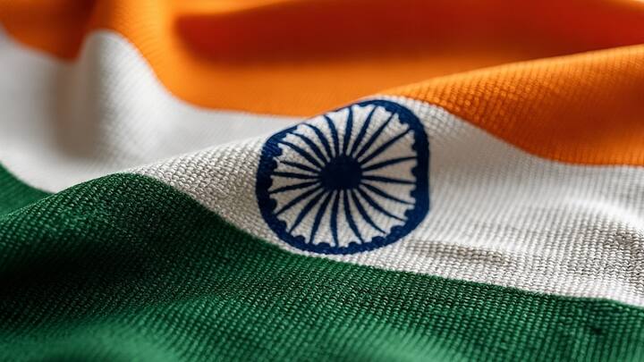 राष्ट्रीय ध्वज खादीच्या कापडाचा असावा, जो हाताने सूत कताई करून आणि हाताने विणलेला असतो. तो कापूस, रेशीम किंवा लोकर यांचा असू शकतो.