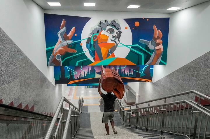 এর পাশাপাশি নিউ গড়িয়া থেকে রুবি পর্যন্ত চলে অরেঞ্জ লাইনের মেট্রো। এবার সেই লাইনের সম্প্রসারিত অংশেও চলবে মেট্রো। উদ্বোধন হতে পারে রুবি থেকে বেলেঘাটা পর্যন্ত অংশের।