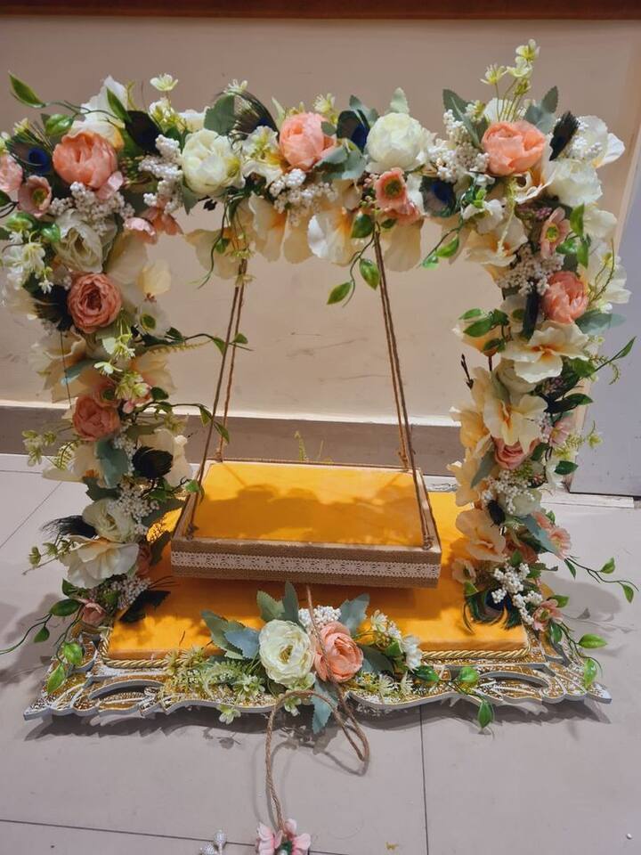 कृष्णाशी संबंधित पिवळे किंवा इतर चमकदार रंग वापरण्याचा वापरा. जन्माष्टमीला शुभ मानलं जातं म्हणून तुम्ही काकडीचा वापर प्रतिकात्मक पाळणा म्हणून देखील करू शकता.
