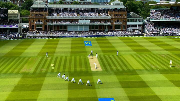 इंटरनेशनल क्रिकेट के इतिहास में सबसे ज्यादा शतक लगाने का रिकॉर्ड सचिन तेंदुलकर के नाम है. लेकिन फर्स्ट क्लास क्रिकेट के इतिहास में सबसे ज्यादा शतक लगाने का रिकॉर्ड इंग्लैंड के खिलाड़ी के नाम है.