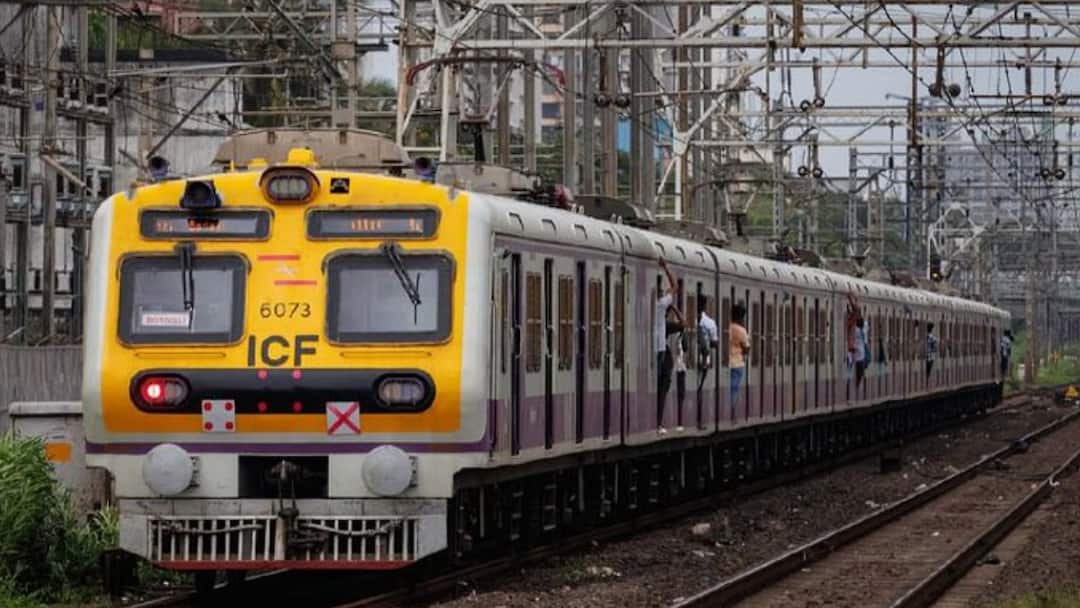 புறநகர் ரயில் தாமதம்... வந்தே பாரத் பிடிக்க தண்டவாளத்தில் ஓடிய பயணிகள்! அதிர்ச்சி சம்பவம்