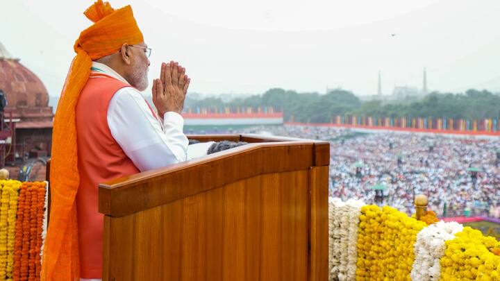 প্রথমে রাজঘাটে মহাত্মা গান্ধীর সমাধিস্থলে শ্রদ্ধাজ্ঞাপন, তারপর লালকেল্লায় গিয়ে পতাকা উত্তোলন করেন প্রধানমন্ত্রী নরেন্দ্র মোদি।