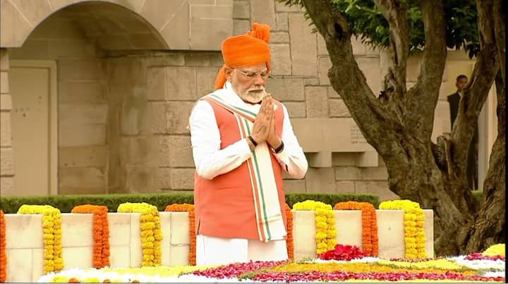 दरवर्षी स्वातंत्र्यदिनाच्या दिवशी पंतप्रधान मोदींच्या पेहरावाची खास चर्चा असते. त्यानुसार, यंदाचा लूकही काही खास आहे.