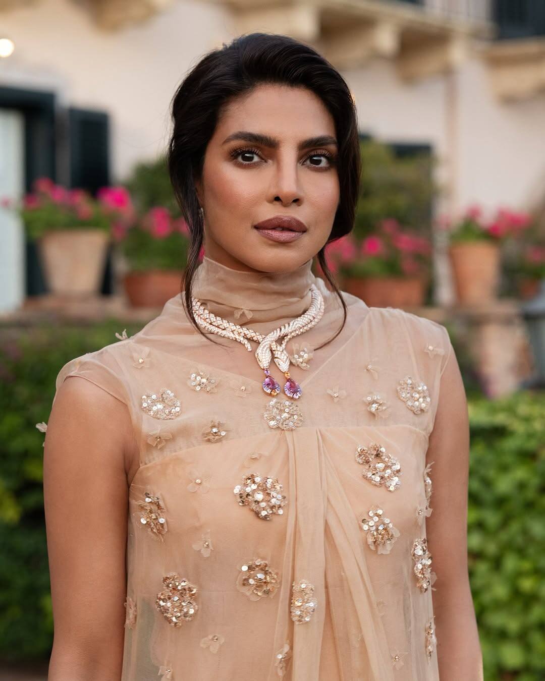 Priyanka Chopra has now played her name with India abroad. Be it Bollywood or Hollywood, he got his acting iron. The actress won the title of Miss World in 2000. But in Bollywood, she had to struggle initially, later many of her films also flopped but today she has become a global icon.