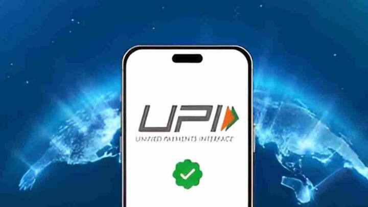 কোনও গ্রাহক যখন ফ্লিপকার্ট, সুইগি, আমাজনের মত ই-কমার্স সাইটে বা আইআরসিটিসি অ্যাপে ইউপিআই পেমেন্ট করার চেষ্টা করেন, তখন গ্রাহকের ইউপিআই অ্যাপে একটি কালেক্ট রিকোয়েস্ট পাঠানো হয়।