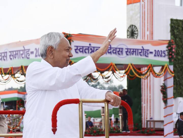 मुख्यमंत्री नीतीश कुमार की यह तस्वीर गांधी मैदान की है. वे लोगों का अभिवादन करते दिख रहे हैं.