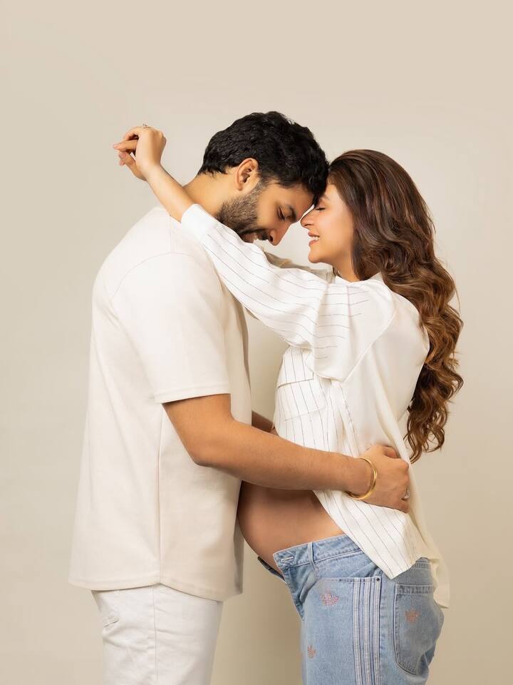 The actress is also flaunting her lovely baby bump in the photos. He is wearing a white color shirt. Some button actresses have kept open.