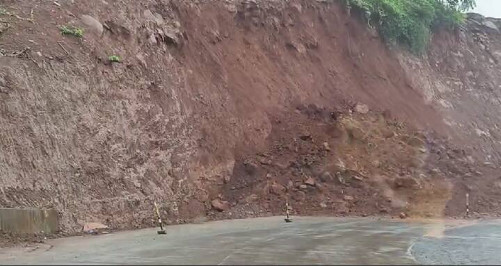 साखरपा मुर्शी चेक पोस्टच्या पुढील धोकादायक वळणावर ही दरड कोसळल्याने मार्गावरील वाहतूक विस्कळीत झाली आहे.