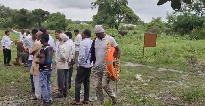 प्रशासन, पोलिस, आणि स्थानिकांच्या संयुक्त प्रयत्नांतून शोधमोहीम सुरू असून, पाणी ओसरल्यावर शोधकार्याला आणखी गती मिळेल, अशी माहिती अधिकाऱ्यांनी दिली आहे.