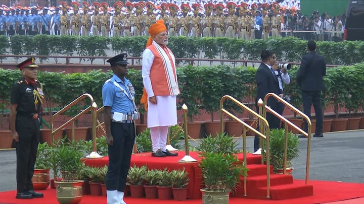 लाल किला पहुंचने के बाद पीएम मोदी ने परेड का निरीक्षण किया. उन्हें गार्ड ऑफ ऑनर दिया गया. पीएम मोदी ने लाल किले से ऑपरेशन सिंदूर, सिंधु जल समझौता और सेमी कंडक्टर समेत तमाम मुद्दों का जिक्र किया. उन्होंने साफ किया कि भारत आतंक को सहन नहीं करेगा.
