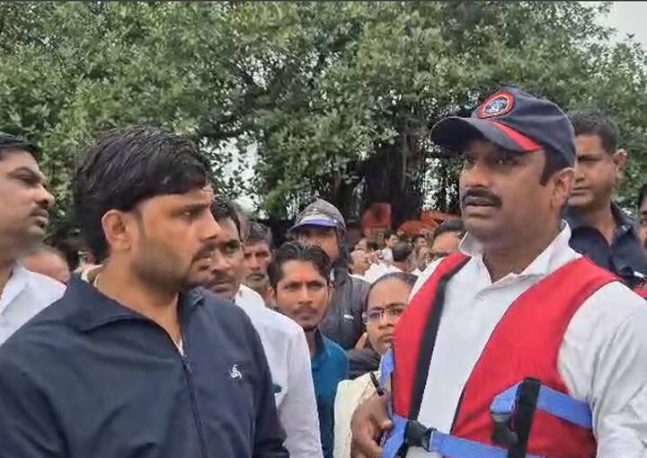 ही घटना आज सकाळी घडली असून, गेल्या तीन तासांपासून शेतकऱ्याचा शोध घेण्यासाठी प्रशासन आणि स्थानिकांनी जोरदार मोहीम हाती घेतली आहे.