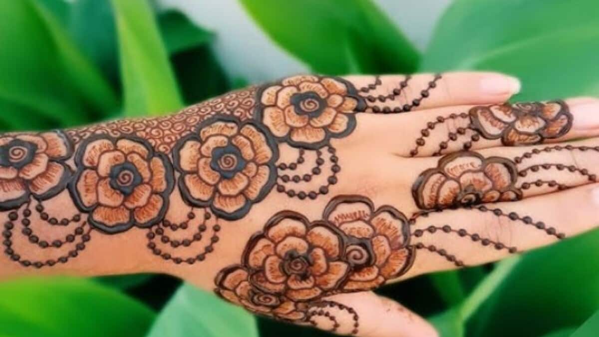 इन मेहंदी डिजाइन से हाथों को दें सिंपल लुक, इंगेजमेंट पर हर कोई करेगा तारीफ