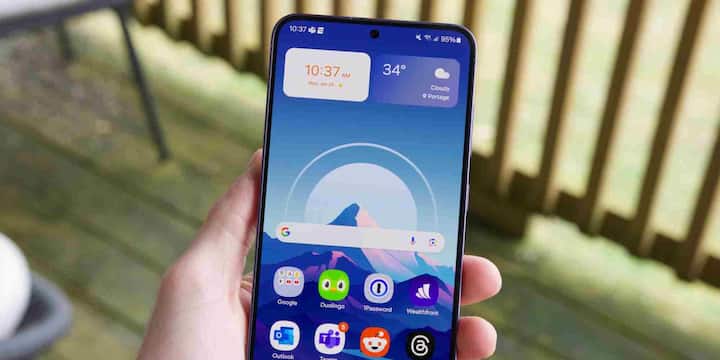 Apart from this, Samsung Galaxy S24+ is also getting tremendous discounts on Flipkart. Let us know that the real price of 12+256GB variants of this phone is Rs 99,999, but after the discount you can buy this phone for just Rs 52,999.