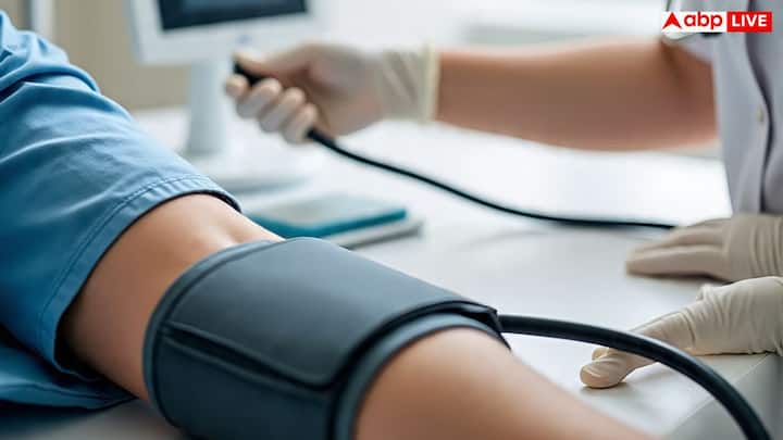 अगर दोनों हाथों के BP में 10–15 mmHg से ज़्यादा का फर्क बार-बार आ रहा है, खासकर ऊपर वाले नंबर (सिस्टोलिक) में, तो इसे हल्के में न लें. ऐसा होने पर डॉक्टर से चेकअप जरूरी है. लगातार ज़्यादा फर्क आना कभी-कभी ब्लड वेसल से जुड़ी बीमारियों का संकेत हो सकता है.