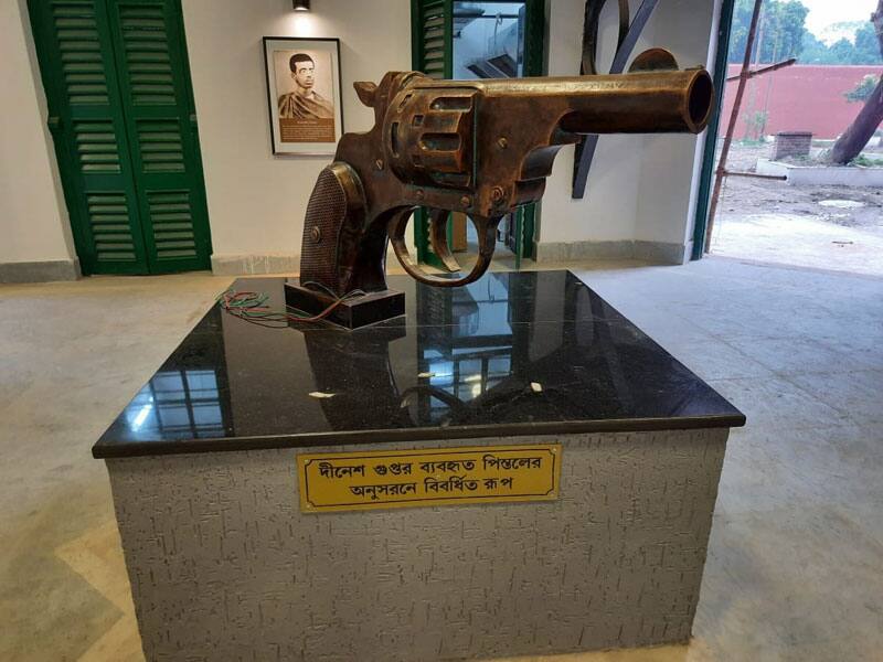 বিনয়-বাদলের সঙ্গে রাইটার্স বিল্ডিংয়ে ঢুকে ঝাঁঝরা করে দিয়েছিলেন অত্যাচারী সিম্পসনকে, ইংরেজ শাসককে কাঁদিয়ে ছেড়েছিলেন মায়ের ‘প্রিয় নসু’