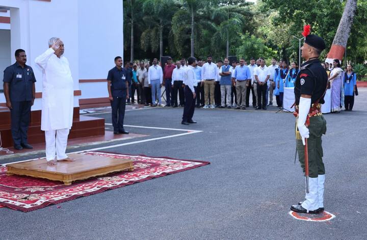 यह तस्वीर मुख्यमंत्री के आवास एक अणे मार्ग की है. गांधी मैदान में झंडा फहराने से पहले मुख्यमंत्री ने यहां भी झंडा फहराया और तिरंगे को सलामी दी.
